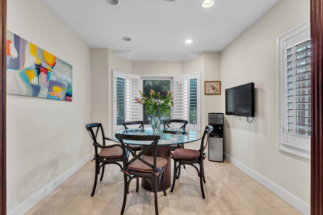 Building Photo - 326 N Doheny Dr