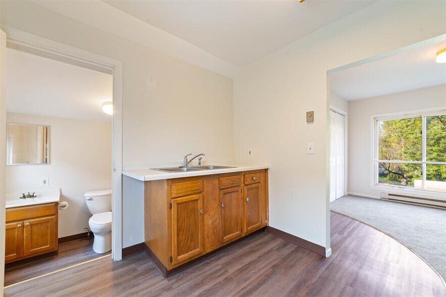 Building Photo - 325 E 8th St