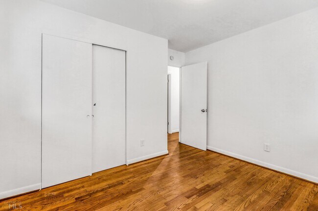 Building Photo - 2537 Bonnybrook Dr SW