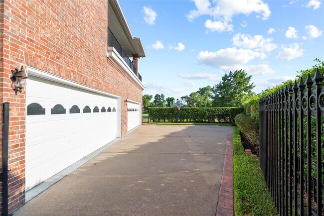 Building Photo - 23 Glen Eagles Dr