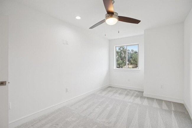 Building Photo - 302 Tesla Cir