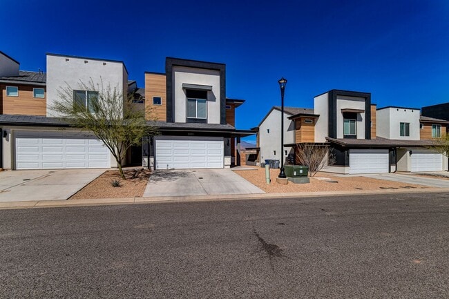 Building Photo - 3 BEDROOM Long Valley Townhome with all the Amenities