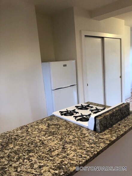 Building Photo - 39 Beacon St