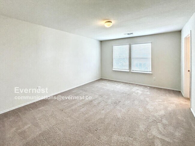Building Photo - Charming and Spacious 3-Bedroom Home with ...