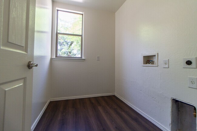 Building Photo - 3873 E Bridgeport Pkwy