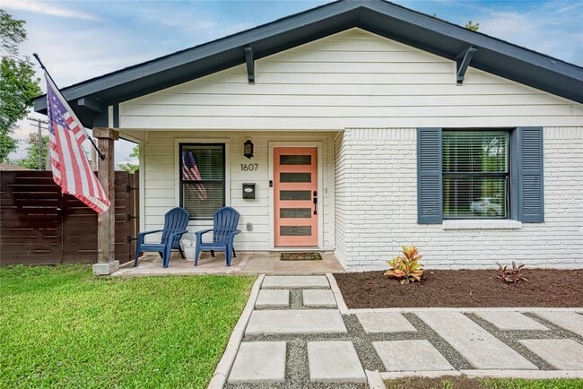 Building Photo - 1607 Sweetbriar Ave