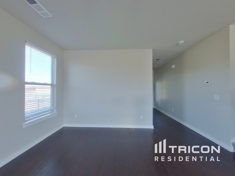 Building Photo - 4941 Kingdom Dr