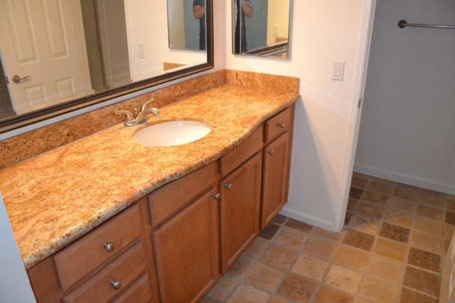Building Photo - This beautifully maintained upstairs unit ...