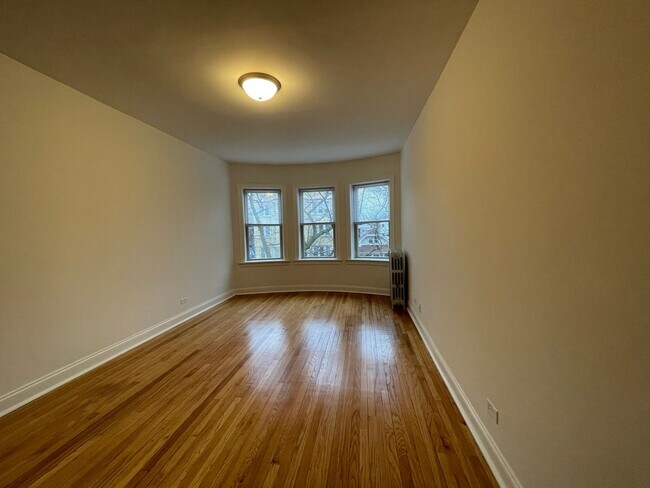 Building Photo - Lovely Renovated 1 BR In North Center