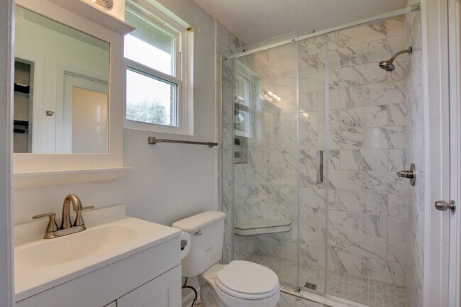 Building Photo - 729 Welsey Dr