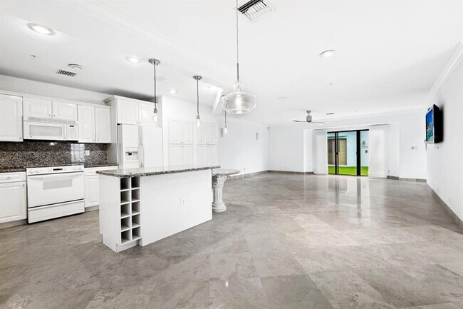 Building Photo - 1260 N Riverside Dr