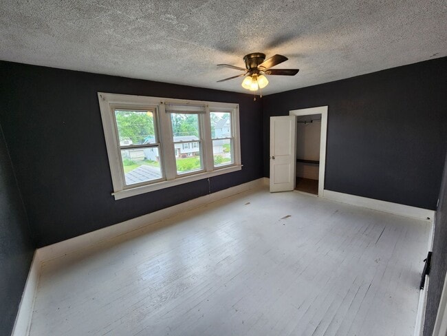Building Photo - Charming 2 Bedroom House