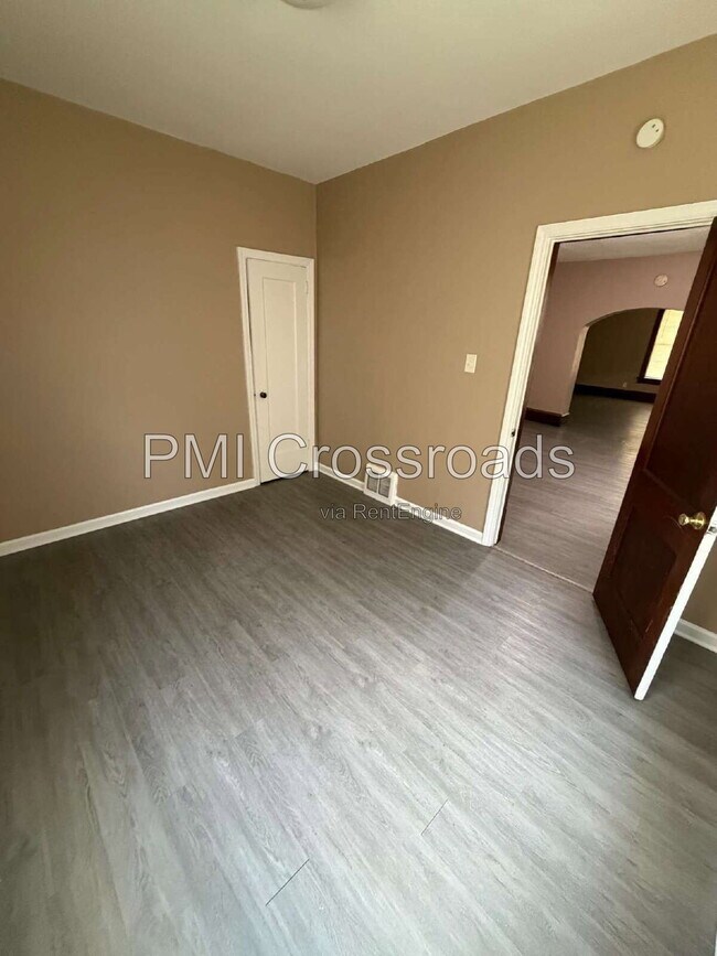 Building Photo - 932 Roslyn Ave SW