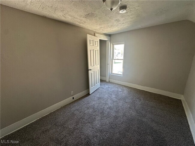 Building Photo - 1915 Maple Ave NE