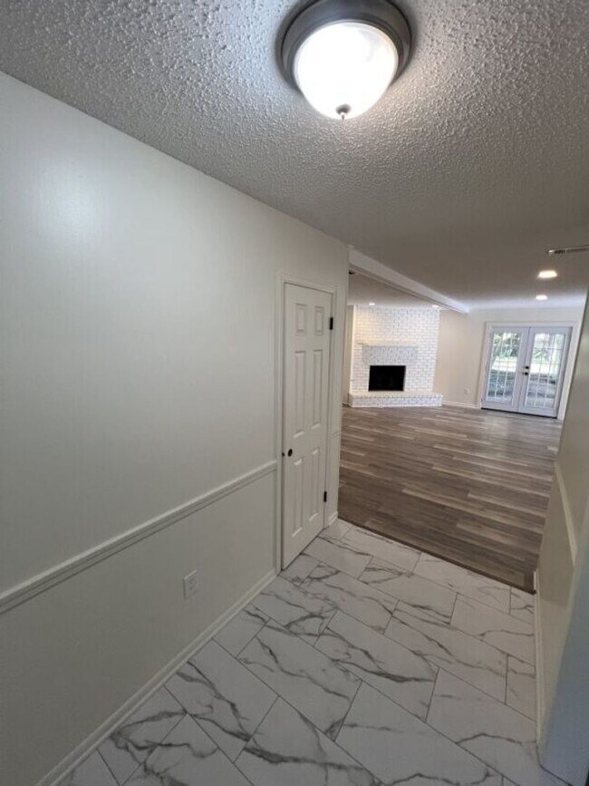 Building Photo - Newly renovated Single-Family Home in Shenandoah Estates Subdivision!