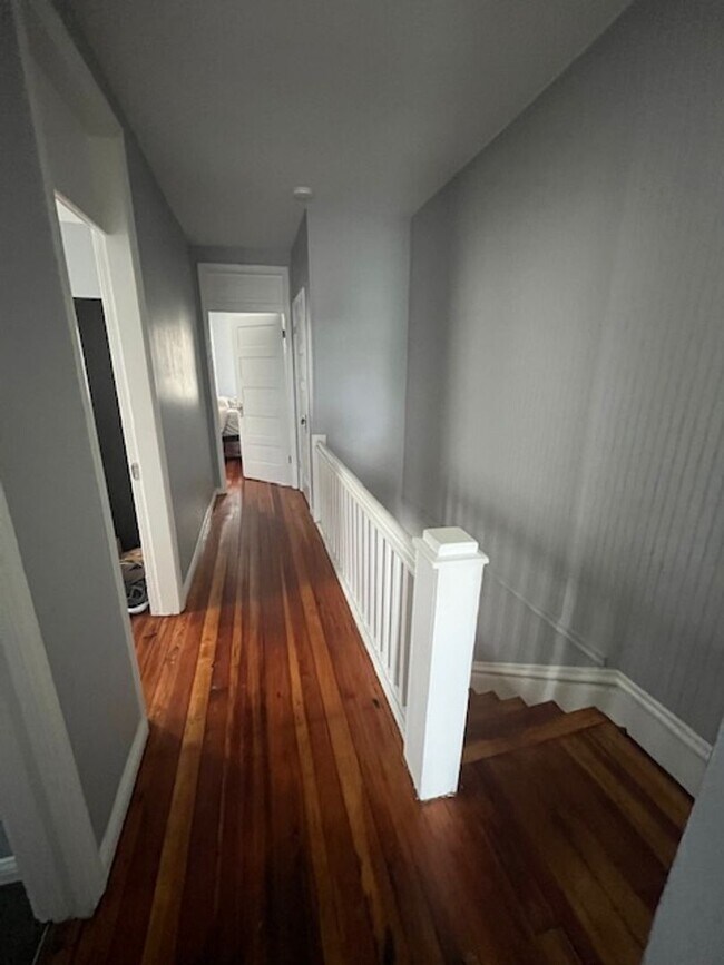 Building Photo - Spacious 3 bed, 1.5 bath duplex