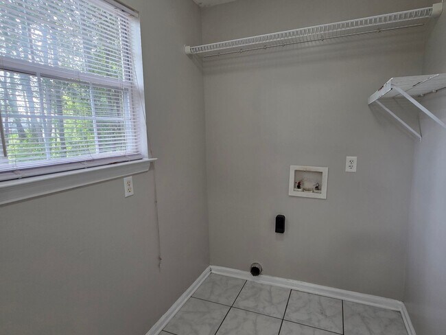 Building Photo - Woodbury Subdivision. 3 bedrooms. 2 baths. Converted garage to bonus room. Family with vaulted ce...