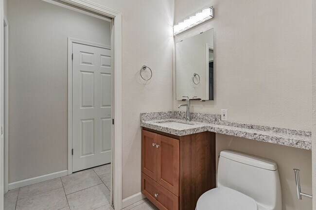 Building Photo - 2-Bedroom Condo in Prime Sunnyvale Location Near Tech Hubs