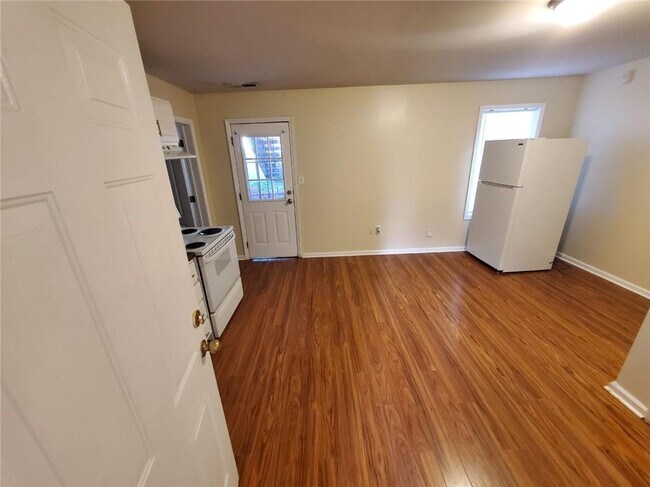 Building Photo - 5450 Twin Lakes Dr