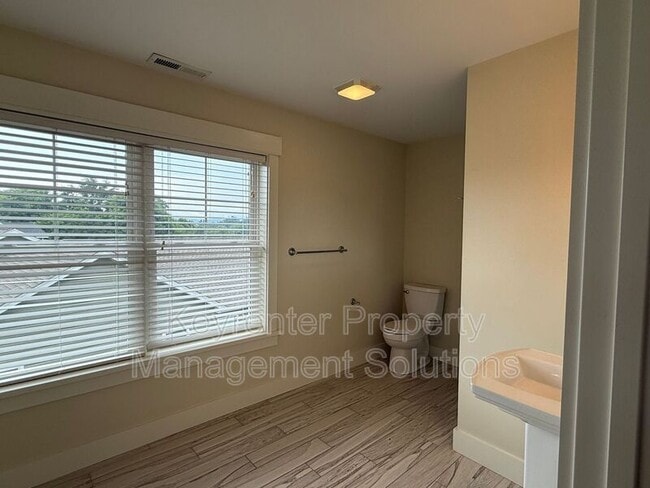 Building Photo - 2440 Belvue Rd