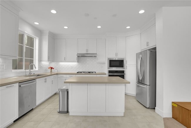 Building Photo - 140 Allusion