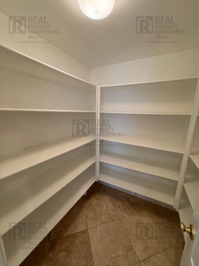 Building Photo - Ideal Layout! 4 Bedroom Home with Main Floor Bed/Bath & Open Loft