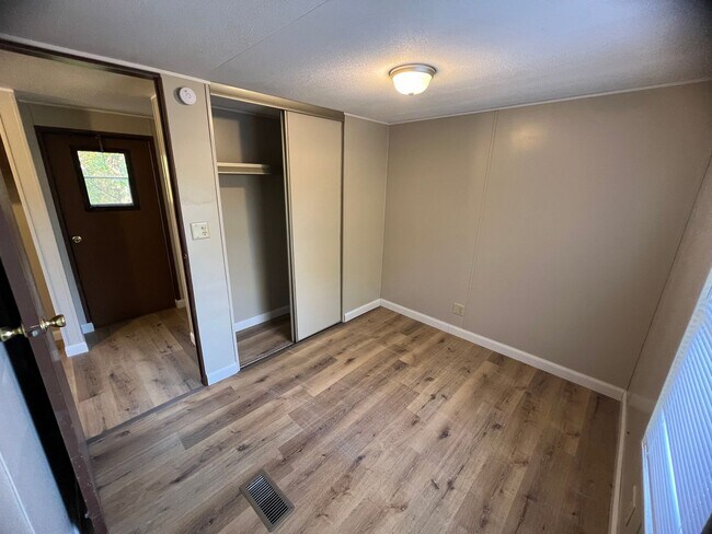 Building Photo - Renovated Trailer