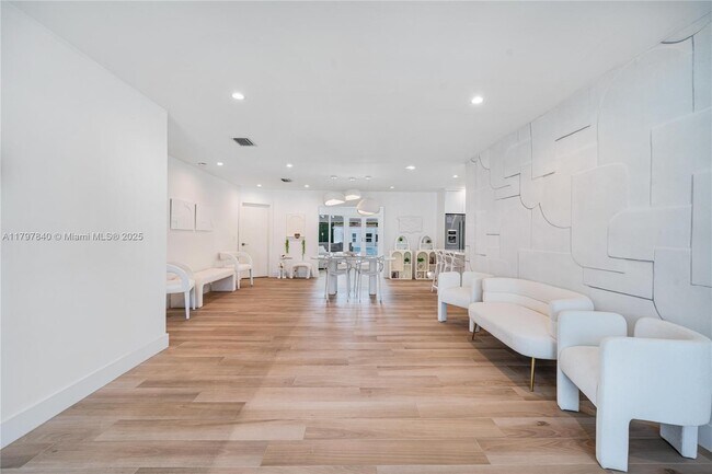 Building Photo - 730 SW 26th Rd