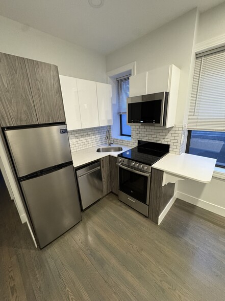 Building Photo - 24 Phillips St