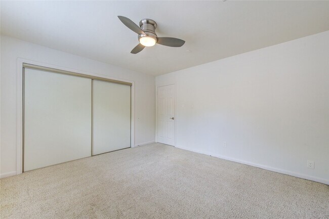 Building Photo - 25 Fairway Oaks Pl