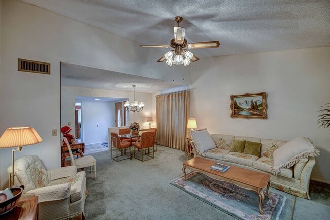 Building Photo - Perfect home for enjoying your winter in Arizona.  2 bed 2 bath on the 14th fairway of Heron Lake...