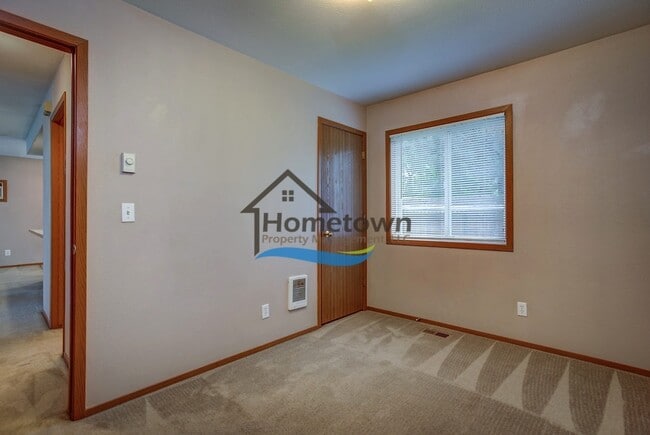 Building Photo - Very Nice 2 Bed Home with Fully Fenced Bac...
