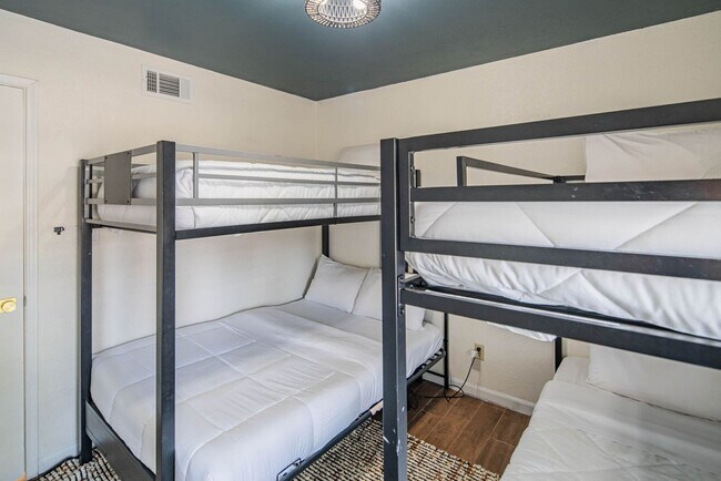 Building Photo - 6411 E Thunderbird Rd