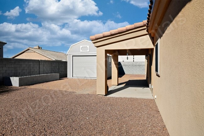 Building Photo - DESIRABLE LOCATION WITH RV PARKING