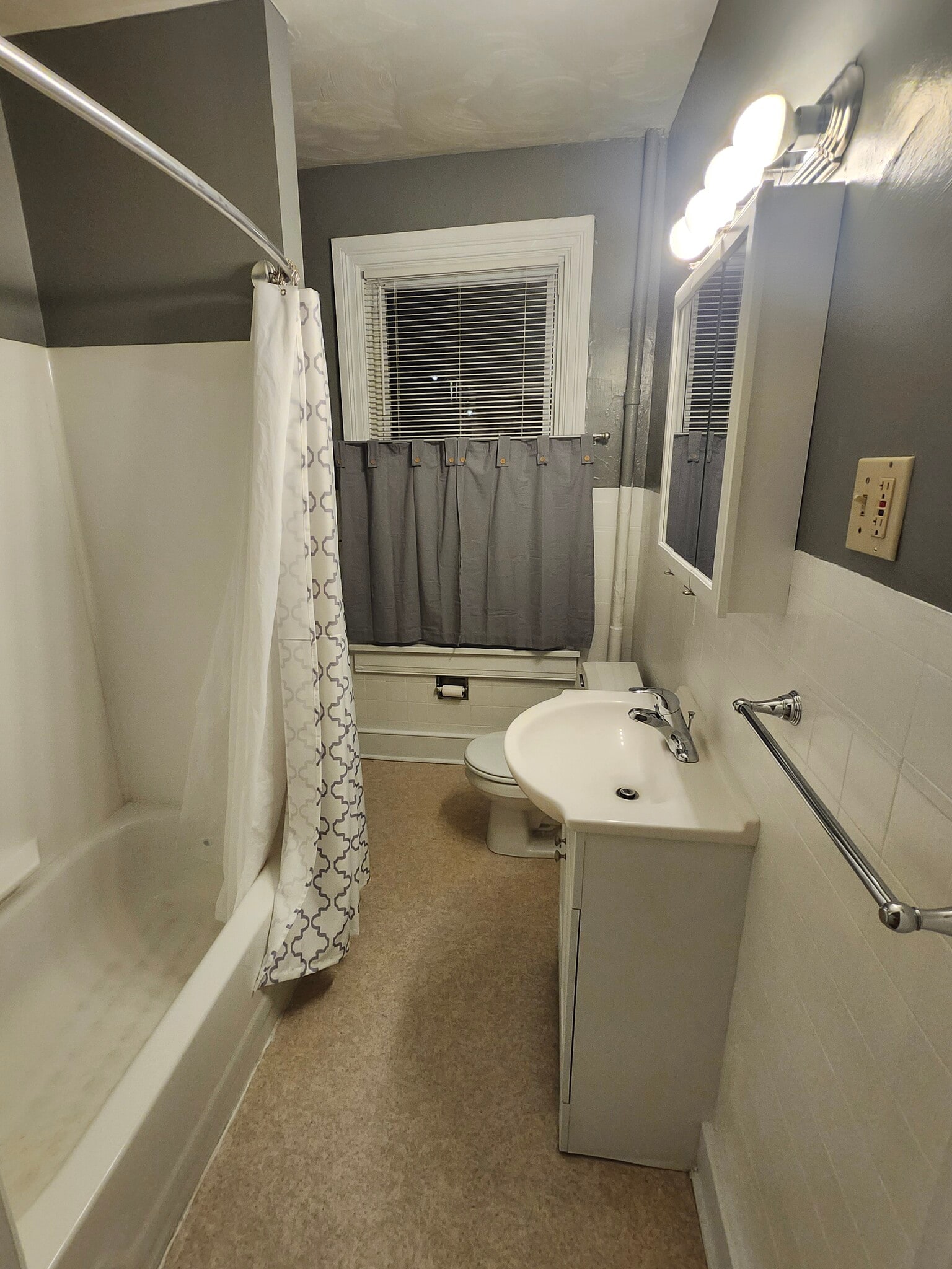 Building Photo - 24 S Market St