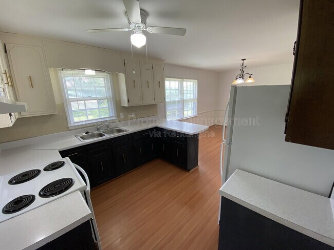 Building Photo - 1804 Sherwood Dr