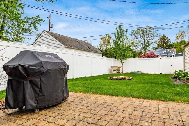 Building Photo - 230 E Royal Forest Blvd