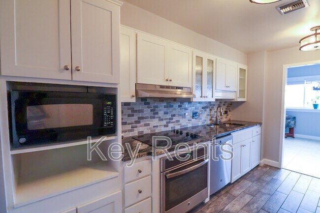 Building Photo - 825 Bayshore Dr