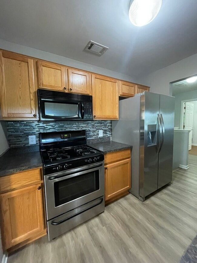 Building Photo - Bright Upper Condo with Garage | Near Shopping & Trails