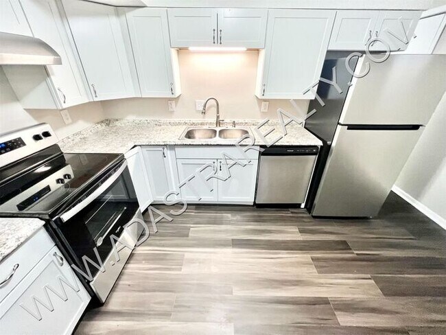 Building Photo - Beautiful 4 Bed Duplex in Independence-Ava...