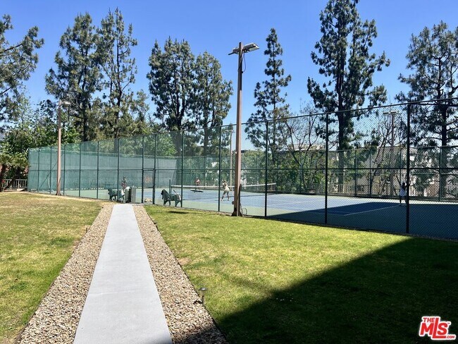 Building Photo - 100 S Doheny Dr