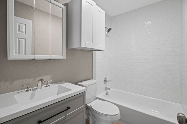 Building Photo - Cozy 3 Bed, 2 Bath with Backyard Deck