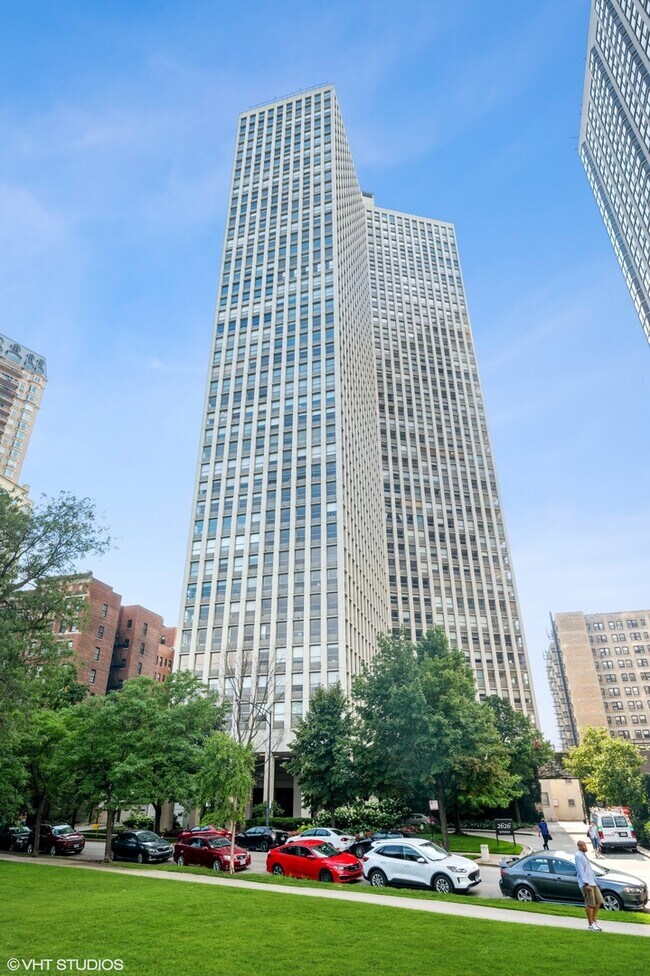 Building Photo - 2626 N Lakeview Ave