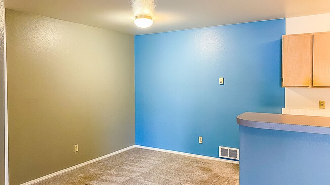 Building Photo - 3bed/2bath ground floor condo close to U of I, Shopping, Public Transportation