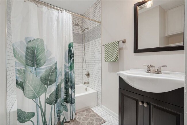 Building Photo - 847 S Mendenhall Rd