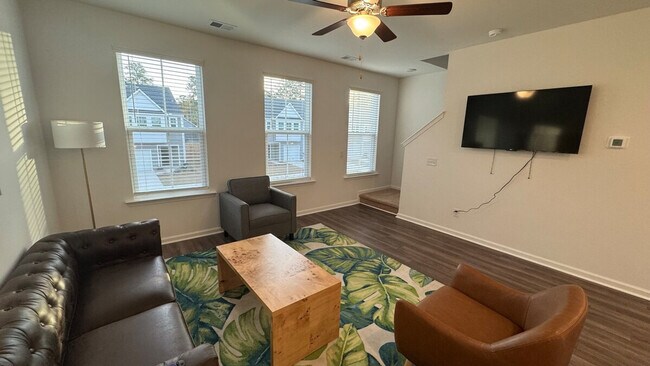 Building Photo - 157 Roxanne Dr