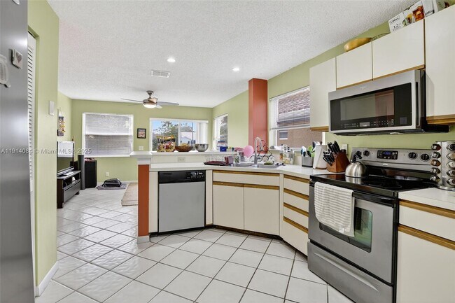 Building Photo - 9481 Oak Grove Cir