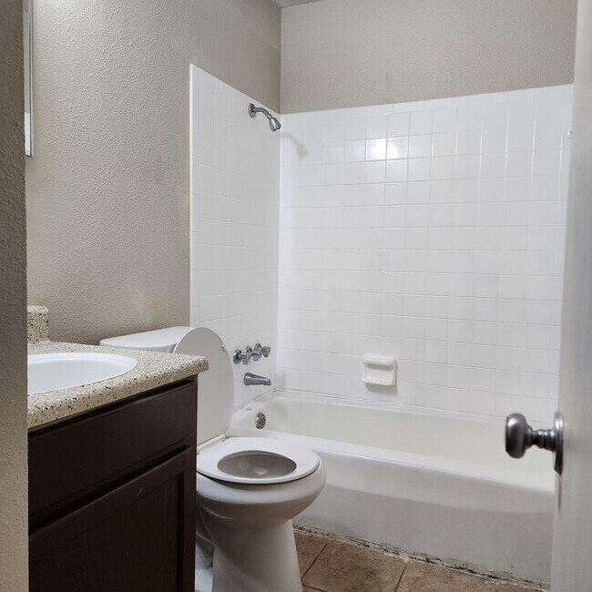 Building Photo - 2BR 1BA - $800/m & $500 deposit