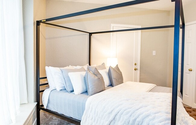 Building Photo - Cozy 2-Bedroom Home Near Sacred Heart, Shriners, and Deaconess