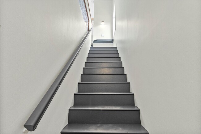 Building Photo - 610 Gardens Dr